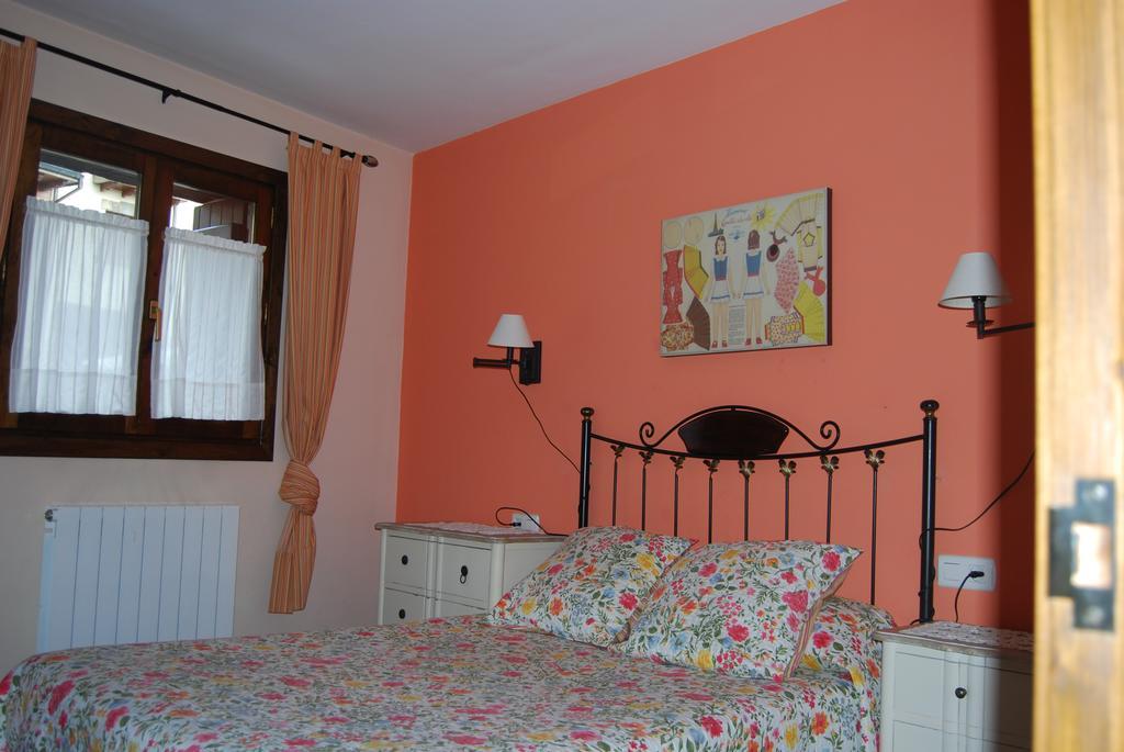Apartamentos Casa Isabale Biescas  Værelse billede
